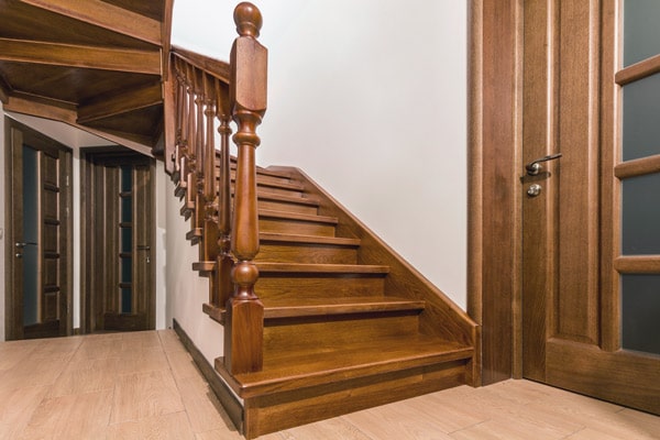 Rénovation d'un escalier en bois : 6 étapes à suivre